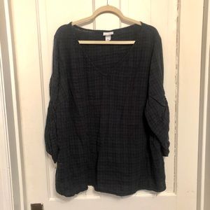 Black light weight top with ruched sleeve